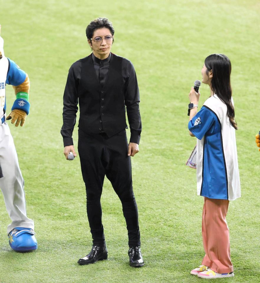 　２０２４年８月、ファーストピッチセレモニーに登場したＧＡＣＫＴ（左）＝エスコンフィールド北海道（撮影・中島達哉）