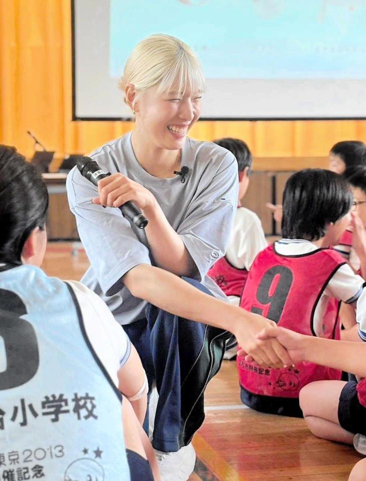 　金髪が超お似合い！イベントに出演し児童と握手する江村美咲＝２０２５年９月撮影