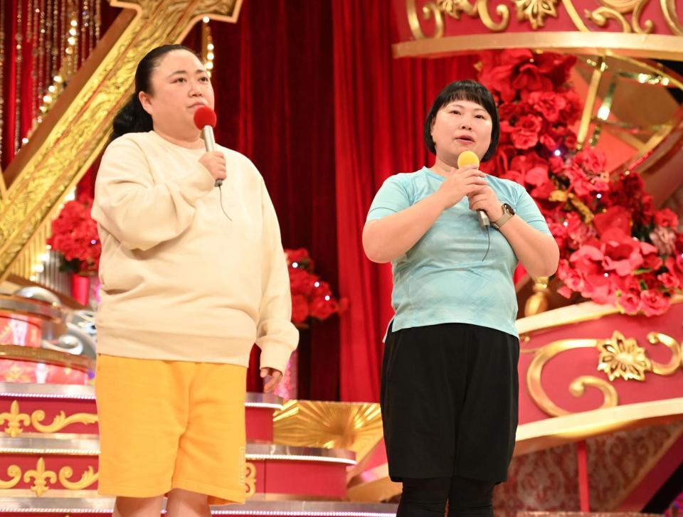 　９代目女王に輝き喜びを語るニッチェの江上敬子（左）と近藤くみこ（撮影・開出牧）