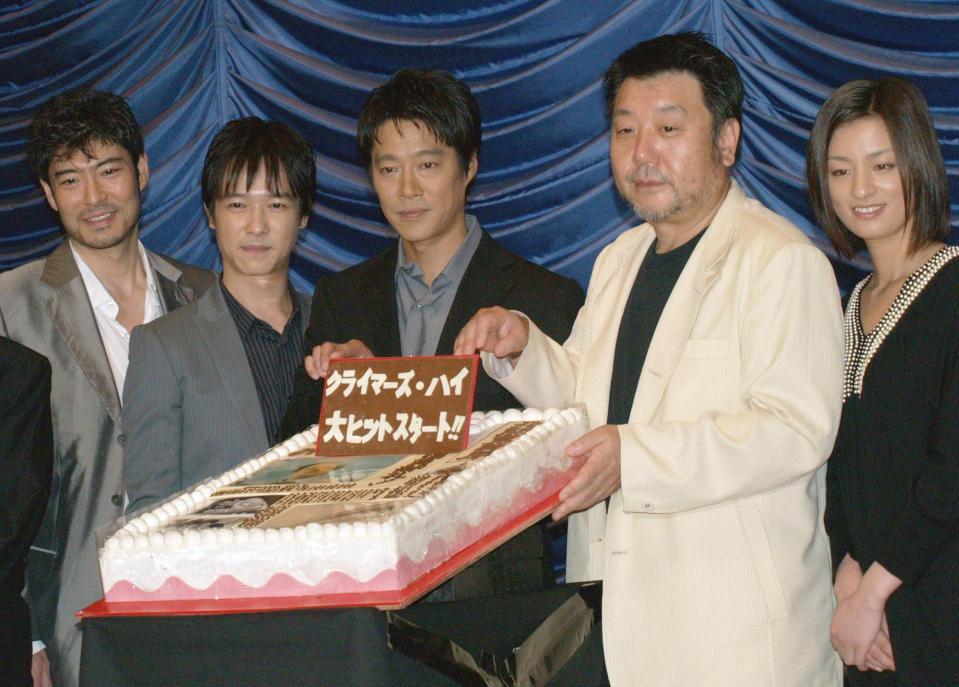 　映画「クライマーズ・ハイ」（左から）高嶋政宏、堺雅人、堤真一、原田眞人監督、尾野真千子＝０８年７月