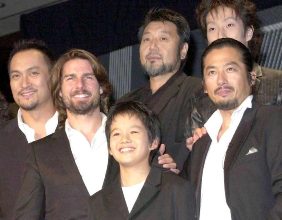　映画「ラストサムライ」に出演する原田眞人監督（後列中央）。左から渡辺謙、トム・クルーズ、池松壮亮、真田広之＝０３年８月