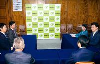 　衆院議員定数削減法案を巡り、会談に臨む高市首相（右奥）と日本維新の会の吉村代表（左奥）＝16日午後