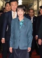 　衆院議員定数削減法案を巡り、日本維新の会の吉村代表との会談に向かう高市首相＝16日午後