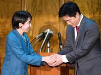 　会談後の記者会見で、握手する高市首相（左）と日本維新の会の吉村代表＝16日午後、国会