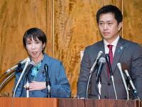 　会談後、記者会見する高市首相（左）と日本維新の会の吉村代表＝16日午後、国会