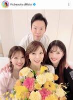 家族で。君島十和子さんのインスタグラム＠ｆｔｃｂｅａｕｔｙ．ｏｆｆｉｃｉａｌ（５月１２日付）より