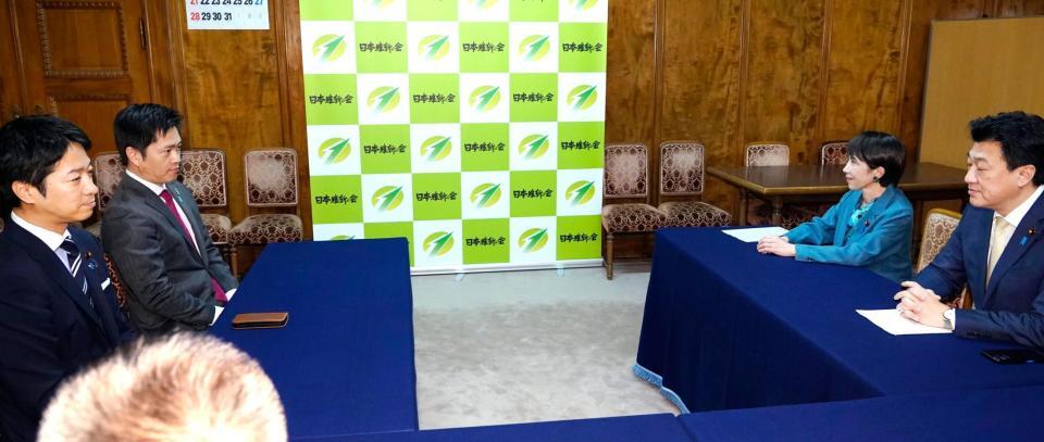 　衆院議員定数削減法案を巡り、会談に臨む高市首相（右から２人目）と日本維新の会の吉村代表（左から２人目）＝16日午後