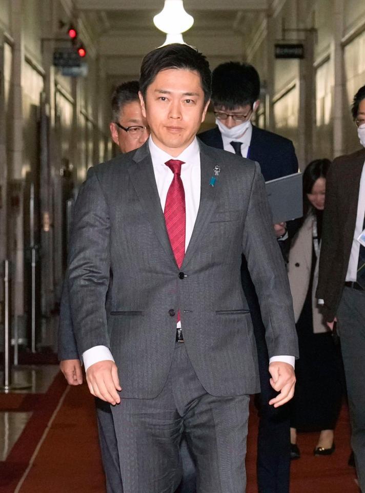 　衆院議員定数削減法案を巡り、高市首相との会談に向かう日本維新の会の吉村代表＝16日午後