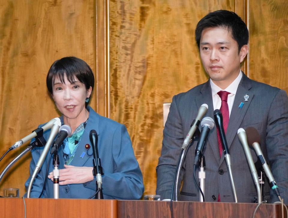 　会談後、記者会見する高市首相（左）と日本維新の会の吉村代表＝16日午後、国会