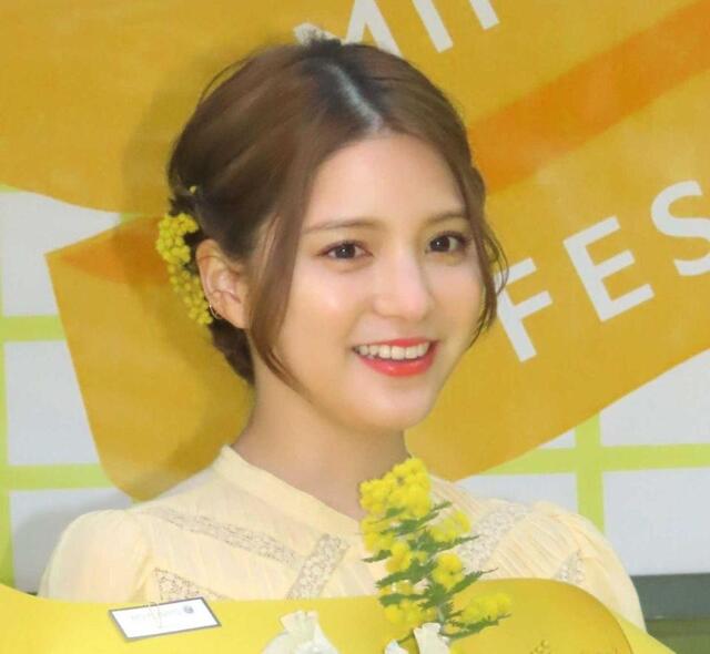 川島海荷　海外でプール♥所持品盗まれる