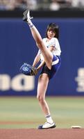 　始球式を務めた岡田紗佳（６月撮影）