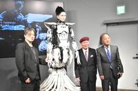 会見に出席した（左から）渋谷慶一郎氏、アンドロイド・マリア、海原はるか・かなたの海原かなた、海原はるか＝大阪市内