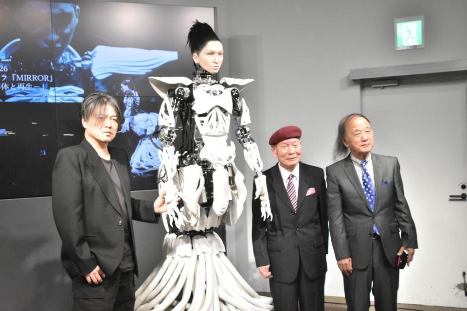 会見に出席した（左から）渋谷慶一郎氏、アンドロイド・マリア、海原はるか・かなたの海原かなた、海原はるか＝大阪市内