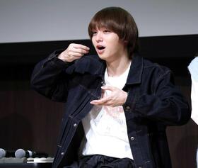 食べるジェスチャーをする伊野尾慧（撮影・伊藤笙子）