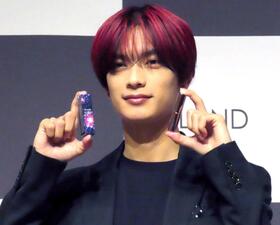 赤い髪色に黒のセットアップで登場した高橋恭平