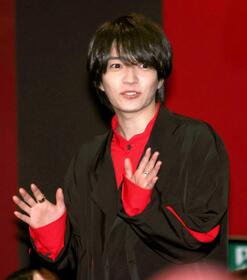 　手を振る西畑大吾（撮影・伊藤笙子）