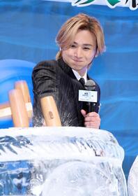 氷の樽で鏡開きをする堂本光一（撮影・伊藤笙子）