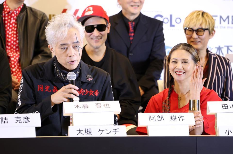 大槻ケンヂ（左）が話す中、結婚会見を思わせるしぐさでおどける小泉今日子（撮影・伊藤笙子）