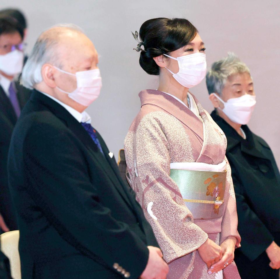 天皇、皇后両陛下と面会する（左から）加藤一二三さん、松任谷由実さんら＝２０２２年１１月