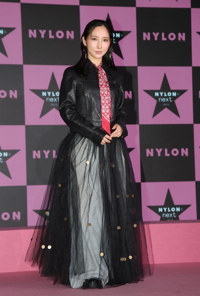 ポーズをとるファーストサマーウイカ＝渋谷パルコ（撮影・石井剣太郎）