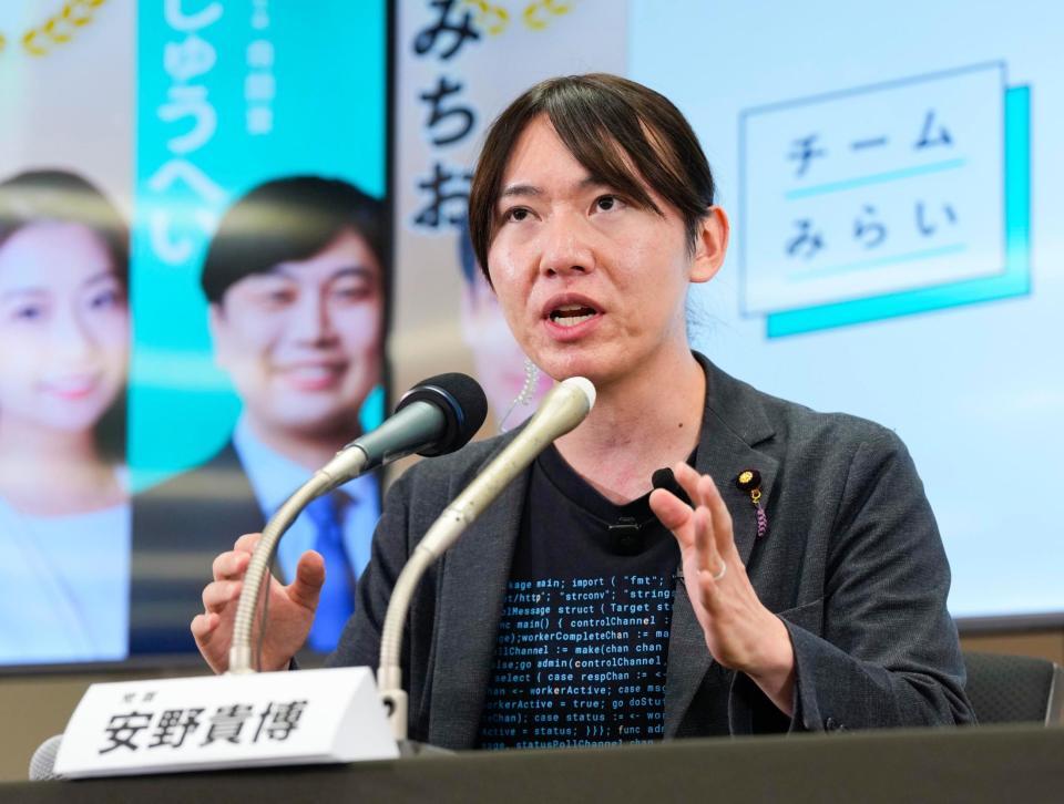メディアのインタビューに答えるチームみらいの安野党首