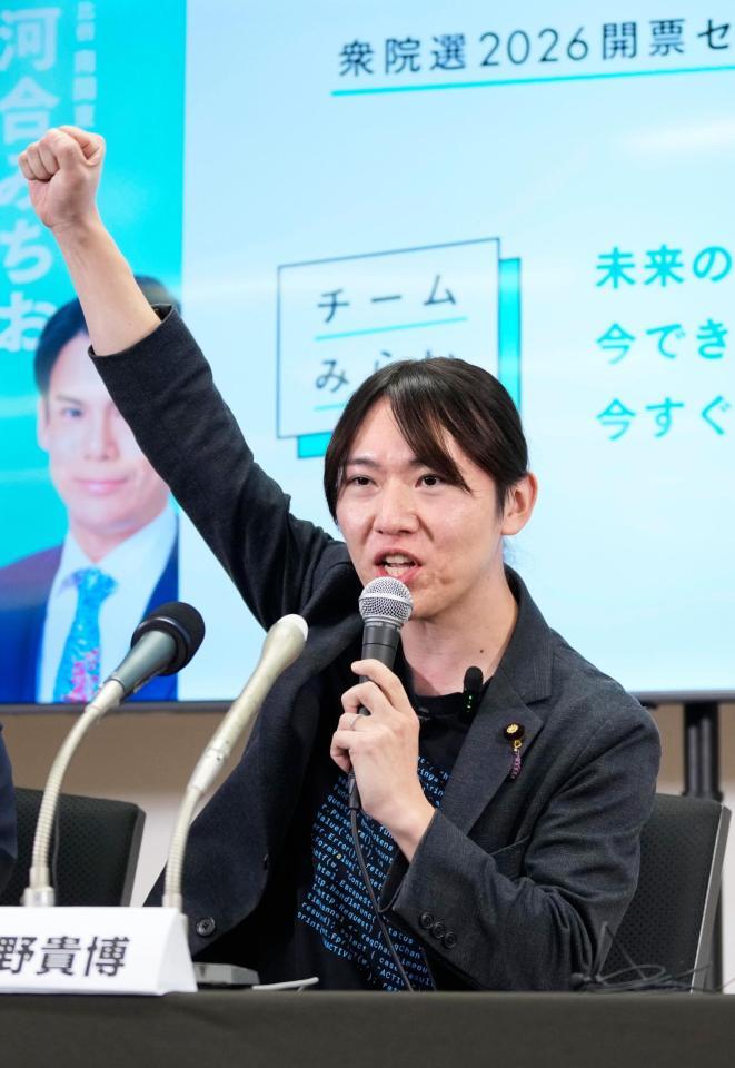 開票速報を見てガッツポーズするチームみらいの安野党首＝８日午後８時１分、東京都港区