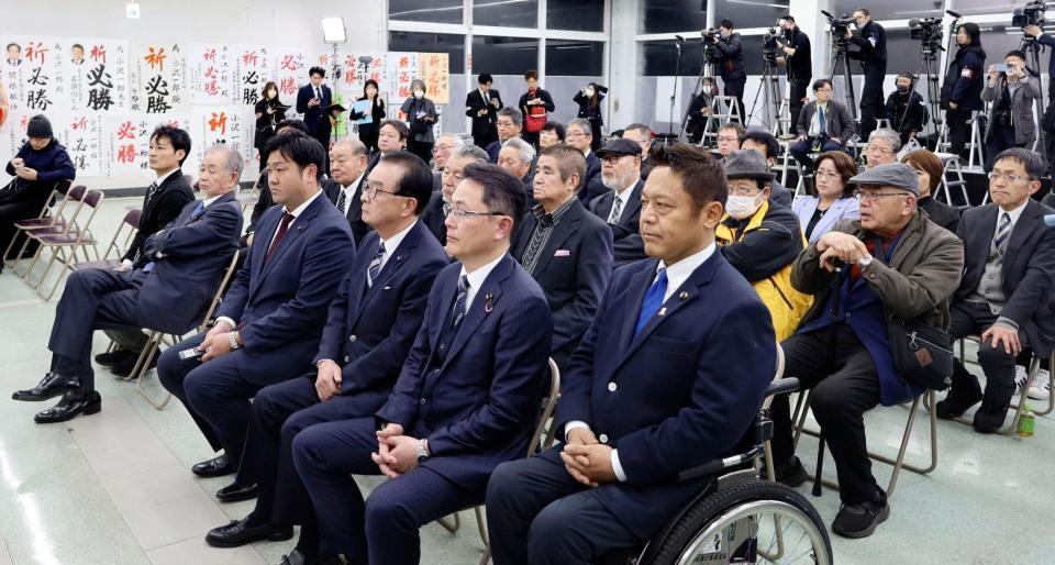 衆院選の開票速報を見守る、中道改革連合の小沢一郎氏の事務所に集まった人たち＝８日夜、岩手県奥州市