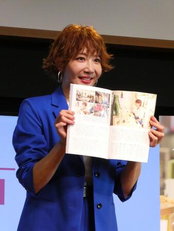 「柚木横町」を紹介する柚希礼音