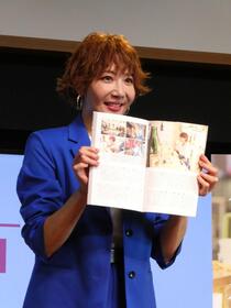 「柚希横丁」を紹介する柚希礼音