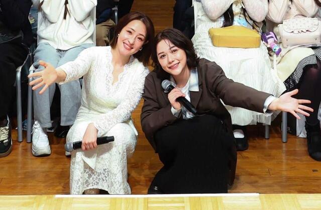 公開収録を行った大沢あかね（最前列中央左）と村重杏奈
