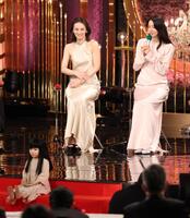 最優秀主演女優賞発表前のトークで笑顔を見せる北川景子（左）と長澤まさみ（撮影・石井剣太郎）