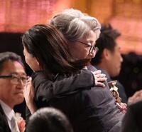 最優秀主演女優賞を受賞し、蒼井優（右）と抱き合う倍賞千恵子（撮影・石井剣太郎）