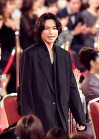 　レッドカーペットを歩く松村北斗