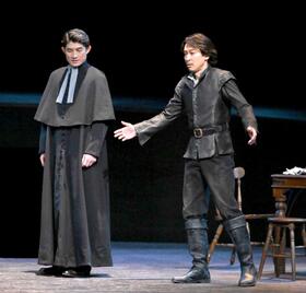 　熱演する松崎祐介（左）と坂本昌行