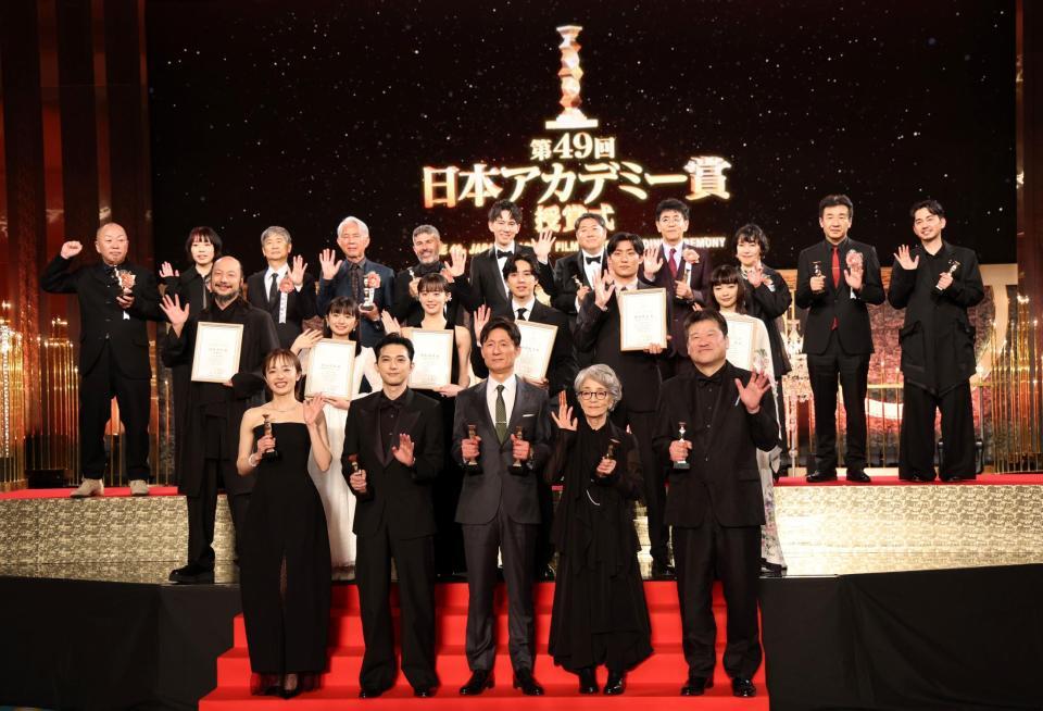 記念撮影する（前列左から）森田望智、吉沢亮、李相日監督、倍賞千恵子、佐藤二朗（中列同）河内大和、白山乃愛、中島瑠菜、坂東龍汰、松谷鷹也、見上愛（後列同）白取貢氏、下山奈緒氏、種田洋平氏、中村裕樹氏、ソフィアン・エル・ファニ氏、寺尾優一氏、外崎春雄氏、木下直哉氏、奥寺佐渡子氏、今井剛氏、原摩利彦氏（撮影・石井剣太郎）