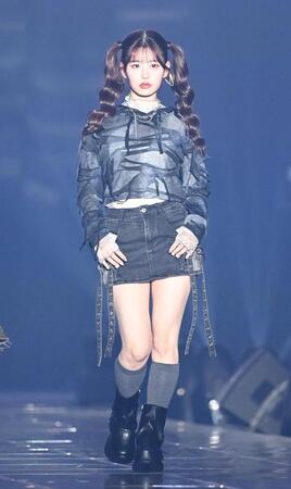 ランウェイを歩くＦＲＵＩＴＳ　ＺＩＰＰＥＲの月足天音（撮影・開出牧）