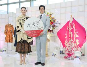 笑顔を見せる八木莉可子（左）と中島裕翔（撮影・吉澤敬太）