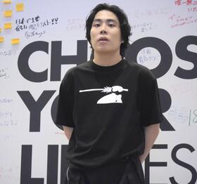 囲み取材に応じたくるま