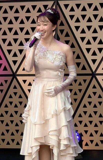 屋外ステージで熱唱する有沙瞳