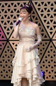 屋外ステージで熱唱する有沙瞳