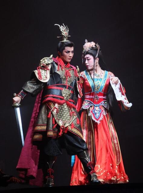 「ＲＹＯＦＵ」の呂布役の鳳月杏（左）と雪蓮役の天紫珠李