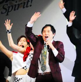 近畿大入学式にサプライズゲストとして登場した霜降り明星・せいや