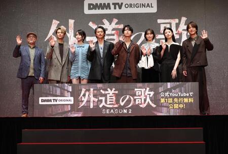 並んで手を振る（左から）白石晃士監督、森崎ウィン、あの、窪塚洋介、亀梨和也、南沙良、馬場ふみか、溝端淳平（撮影・西岡正）