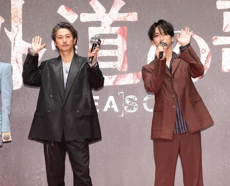 オープニングで手を振る窪塚洋介（左）と亀梨和也（撮影・西岡正）