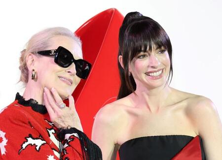 ６日の映画「プラダを着た悪魔２」来日スペシャルイベントに登場したメリル・ストリープ（左）とアン・ハサウェイ（撮影・伊藤笙子）