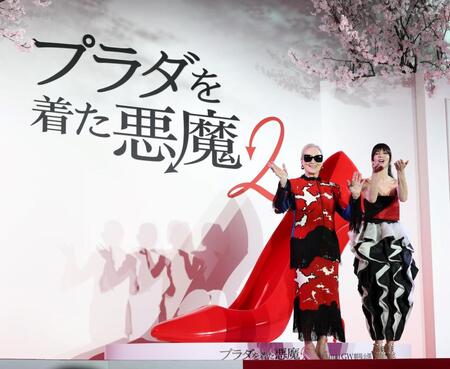 ６日の映画「プラダを着た悪魔２」来日スペシャルイベントに登場したメリル・ストリープ（左）とアン・ハサウェイ（撮影・伊藤笙子）