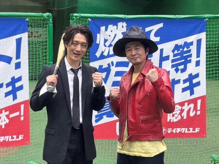 新曲のヒット祈願イベントに登場した真田ナオキ（左）と怒髪天・増子直純