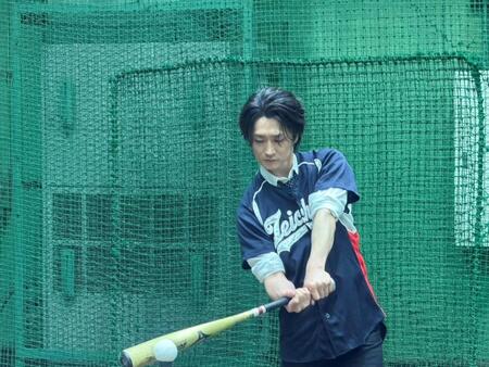 真剣な表情でスイングを確認する真田ナオキ