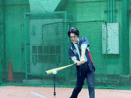 真剣な表情でスイングを確認する真田ナオキ