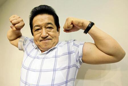 自慢の筋肉を披露する草野仁